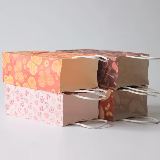 O costume reciclou o presente relativo à promoção impresso impresso Brown da compra da arte/sacos de papel Kraft brancos com punho torcido